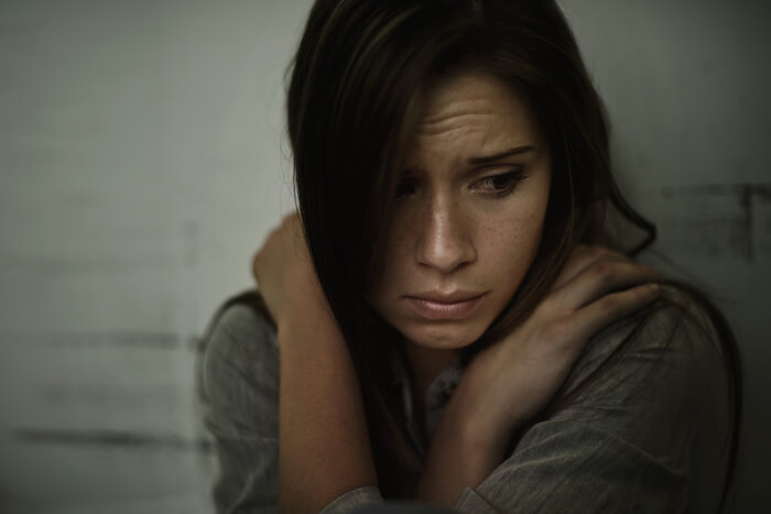 女人单坐悲伤 如何原谅人
