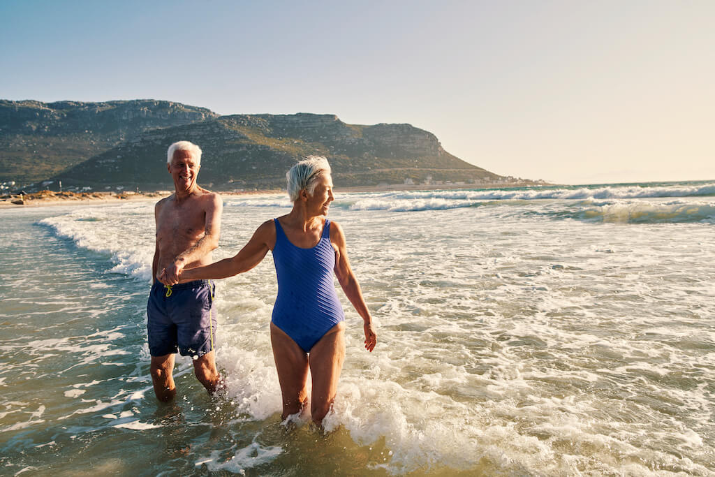 高级夫妇emotiona一起享受海滩l signs you need to retire