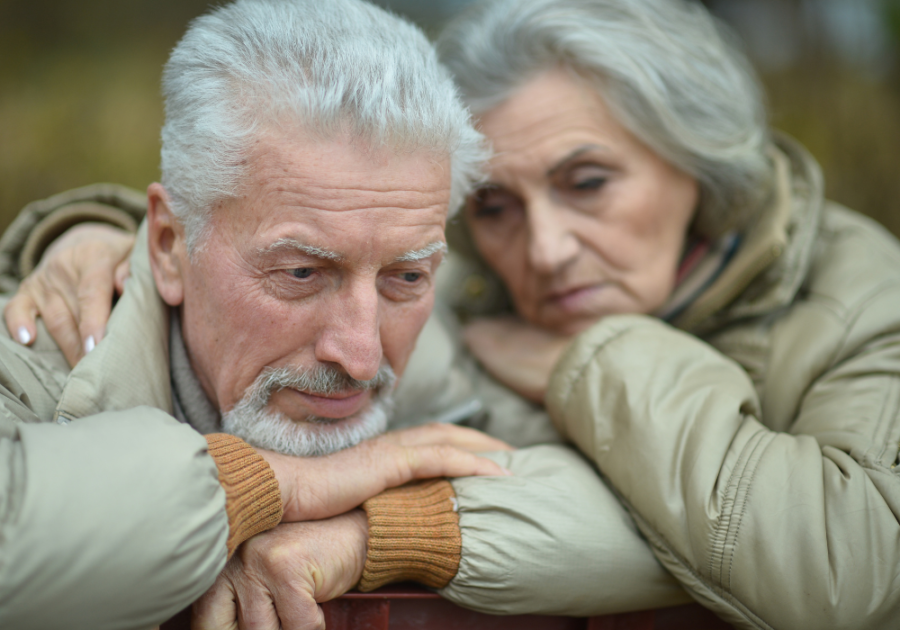 年长的政变le sad leaning on each other How to manage not seeing your grandchildren