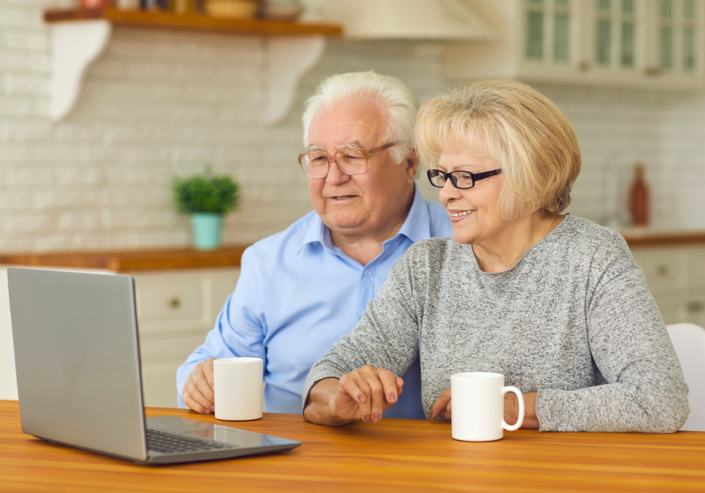 年长的政变le sitting looking a computer How to Cope with Note Seeing Your Grandchildre